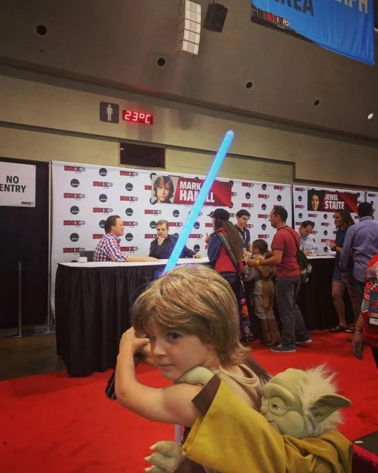 PRAVA AKCIJA JE U POZADINI: Namjestili se za snimanje no svima oči bježe na ono &scaron;to se događa iza njih