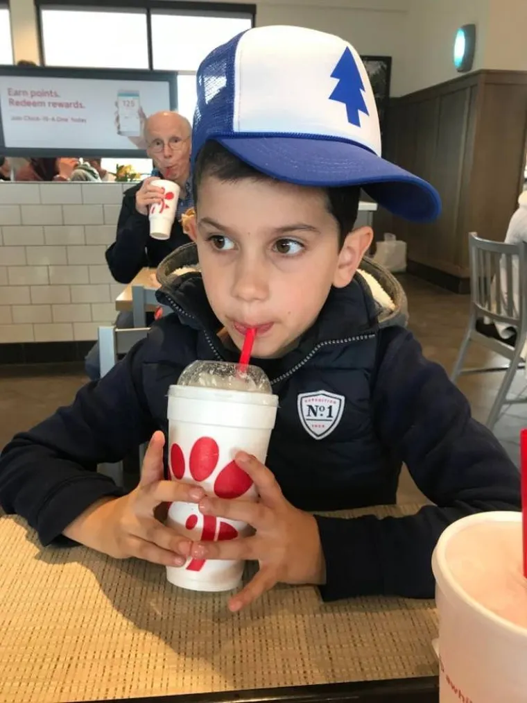 PRAVA AKCIJA JE U POZADINI: Namjestili se za snimanje no svima oči bježe na ono &scaron;to se događa iza njih