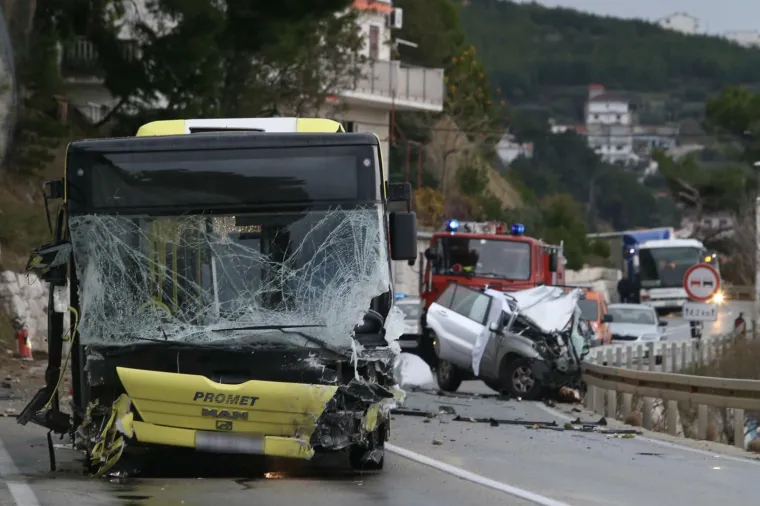 Te&scaron;ka nesreća kod Omi&scaron;a: Sudarili se autobus i auto, jedna osoba na mjestu poginula