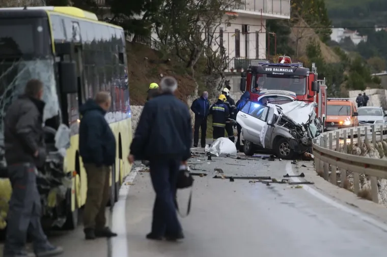 Te&scaron;ka nesreća kod Omi&scaron;a: Sudarili se autobus i auto, jedna osoba na mjestu poginula