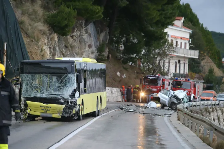 Te&scaron;ka nesreća kod Omi&scaron;a: Sudarili se autobus i auto, jedna osoba na mjestu poginula