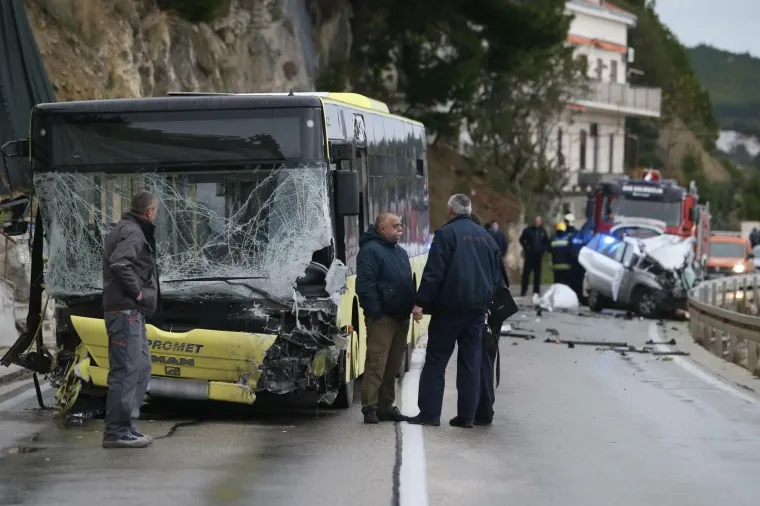 Te&scaron;ka nesreća kod Omi&scaron;a: Sudarili se autobus i auto, jedna osoba na mjestu poginula