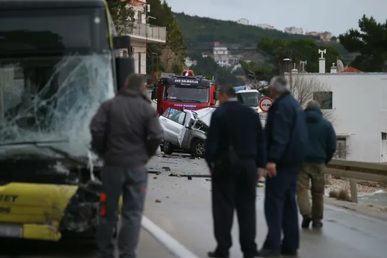 Te&scaron;ka nesreća kod Omi&scaron;a: Sudarili se autobus i auto, jedna osoba na mjestu poginula