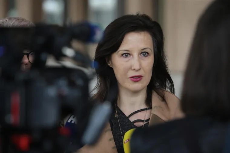 Dalija Orešković rođena je 18.6.1977. godine. U Zagrebu je završila osnovnu školu, XII. gimnaziju i Pravni fakultet.