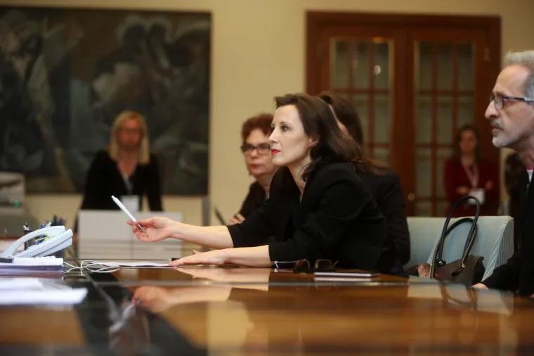 U posljednjim trenucima prije isteka roka za predaju kandidature za predsjednika države, Orešković je Državnom izbornom povjerenstvu predala oko 12 tisuća potpisa građana. Orešković je prvo kasnila na predaju kandidature koja je bila zakazana za 23 sata a zatim je problem nastao jer joj je nedostajao jedan od potrebnih dokumenata zbog čega je izlazila i ponovno ulazila u prostorije DIP-, a a potom morala ispunjavati dodatni formular.
