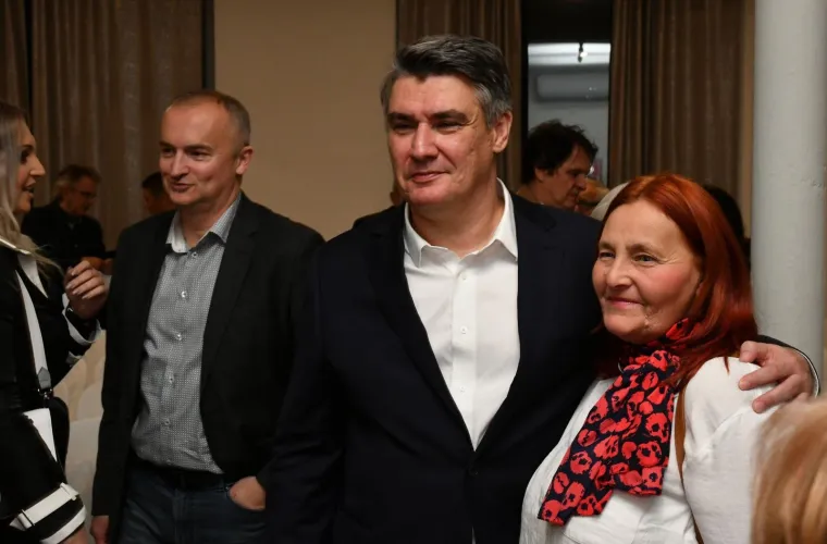 Srednju &scaron;kolu, Centar za upravu i pravosuđe (CUP), upisao je 1981. Maturirao je četiri godine poslije sa zvanjem upravnog referenta.