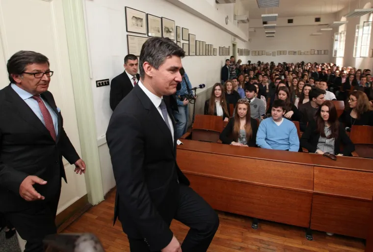 Zagrebački Pravni fakultet upisao je 1985. godine. Diplomirao je kao izvrstan student i dobitnik rektorove nagrade nakon &scaron;to je postigao velik uspjeh na natjecanju iz međunarodnog prava u Den Haagu.