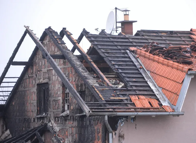 Vatra se pro&scaron;irila na tavan i krovi&scaron;te kuće koji su u potpunosti izgorjeli. Požar je zahvatio i dva osobna automobila
