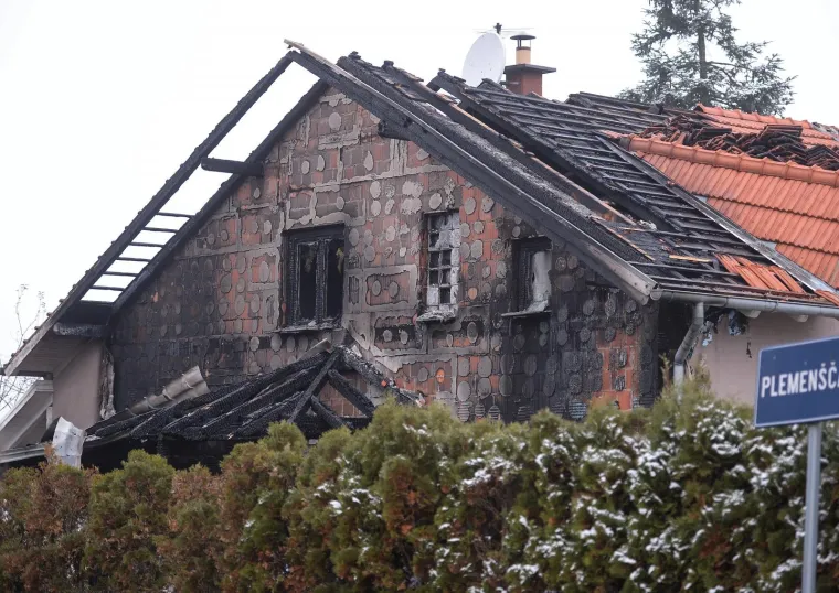 Vatra se pro&scaron;irila na tavan i krovi&scaron;te kuće koji su u potpunosti izgorjeli. Požar je zahvatio i dva osobna automobila