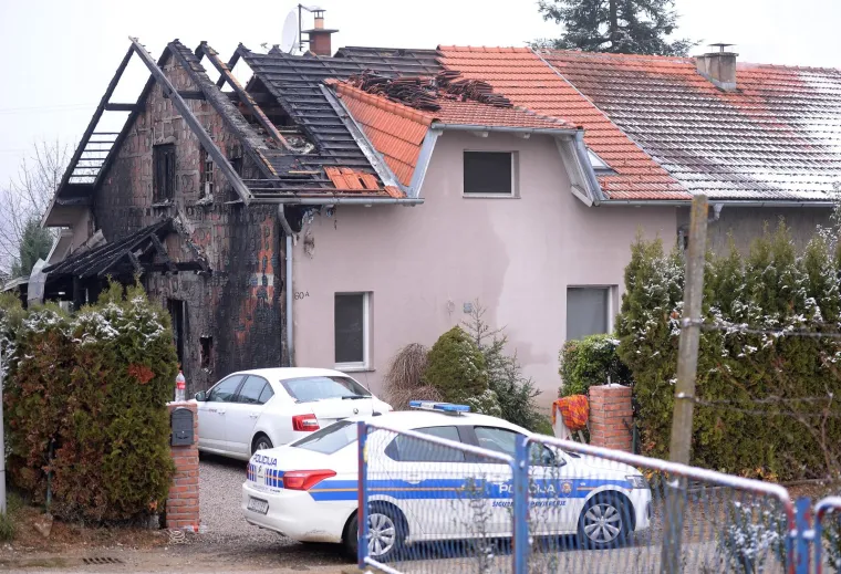 Vatra se pro&scaron;irila na tavan i krovi&scaron;te kuće koji su u potpunosti izgorjeli. Požar je zahvatio i dva osobna automobila