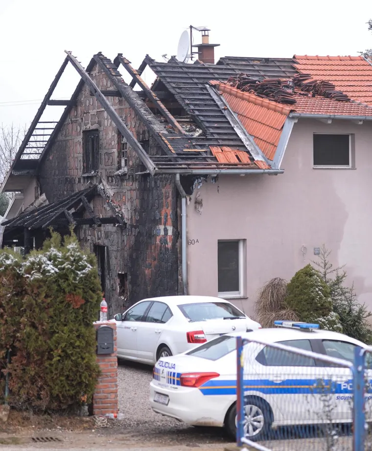 Vatra se pro&scaron;irila na tavan i krovi&scaron;te kuće koji su u potpunosti izgorjeli. Požar je zahvatio i dva osobna automobila