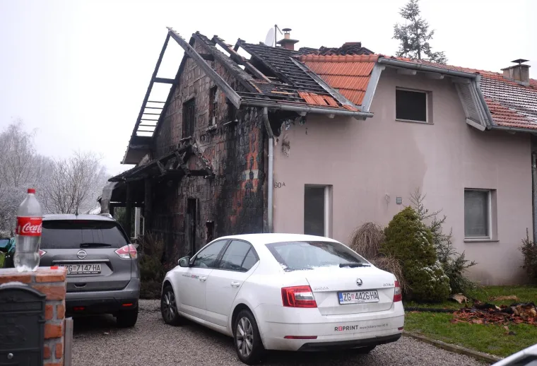 Vatra se pro&scaron;irila na tavan i krovi&scaron;te kuće koji su u potpunosti izgorjeli. Požar je zahvatio i dva osobna automobila