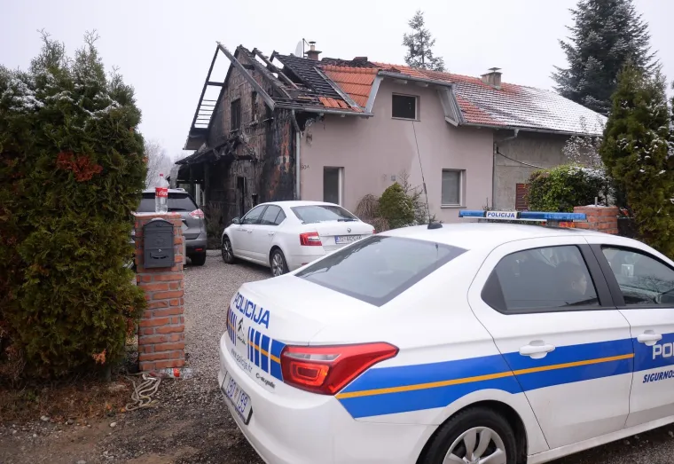 Vatra se pro&scaron;irila na tavan i krovi&scaron;te kuće koji su u potpunosti izgorjeli. Požar je zahvatio i dva osobna automobila