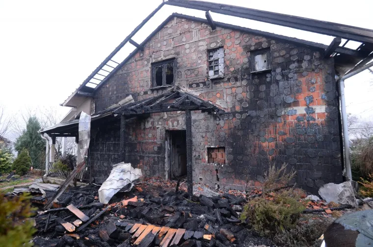 Vatra se pro&scaron;irila na tavan i krovi&scaron;te kuće koji su u potpunosti izgorjeli. Požar je zahvatio i dva osobna automobila