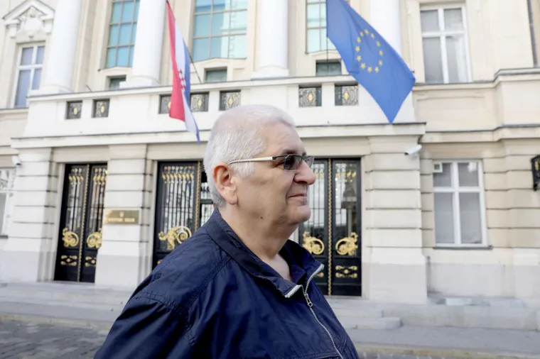 Snažno se uključuje u demokratske promjene u Hrvatskoj od samih početaka, a 1989. u srpnju mjesecu, priključuje se Hrvatskoj demokratskoj zajednici, gdje je obnašao dužnost člana Središnjeg Odbora HDZ-a i člana Izvršnog odbora HDZ-a u Osijeku te je bio i izaslanik na Prvom Općem Saboru HDZ-a, 24.veljače 1990. godine.