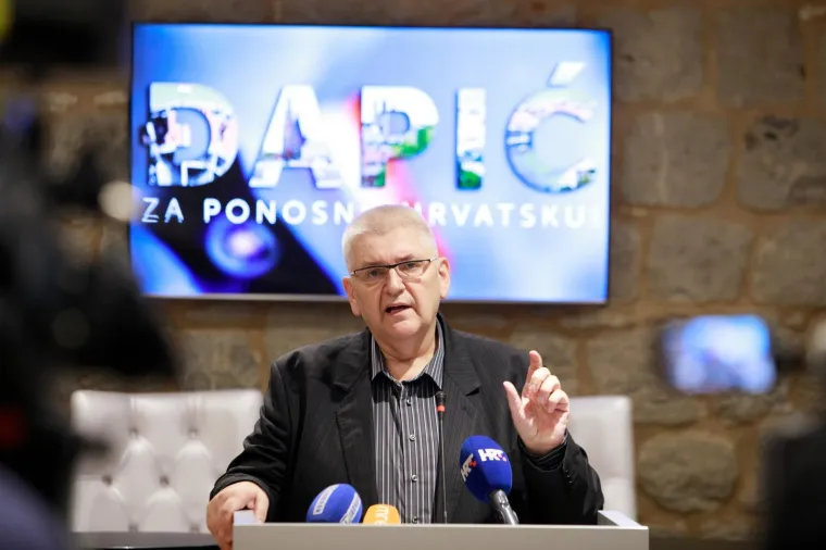 U travnju iste godine (1990.), uključuje se s grupom svojih bliskih suradnika u Hrvatsku stranku prava (HSP), gdje vrlo brzo postaje jedan od najutjecajnijih članova i osnivač stranke za područje Slavonije i Baranje, te na Prvom Općem Saboru HSP-a, 25.veljače 1991. Godine postaje i član Predsjedništva.