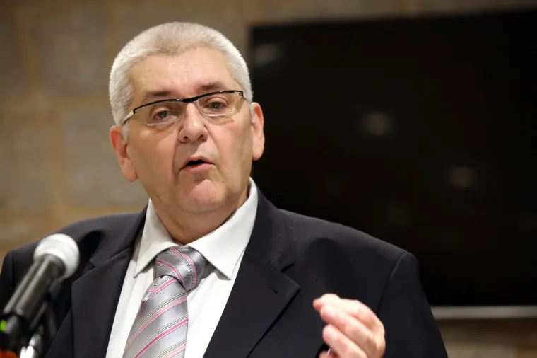 U Hrvatskoj stranci prava obnašao je cijeli niz dužnosti, a od 1993. godine do 2009. godine, bio je Predsjednik Hrvatske stranke prava.