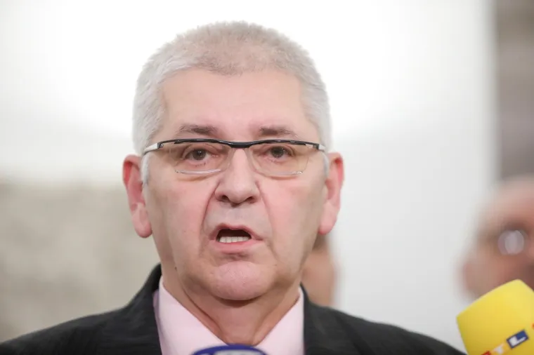 On želi pro&scaron;iriti ovlasti predsjednika i izradu novog Ustava po kojem u Saboru nema unaprijed osiguranih mjesta za manjina, a manjinska prava ostvaruju se u okviru jednakosti svih državljana.