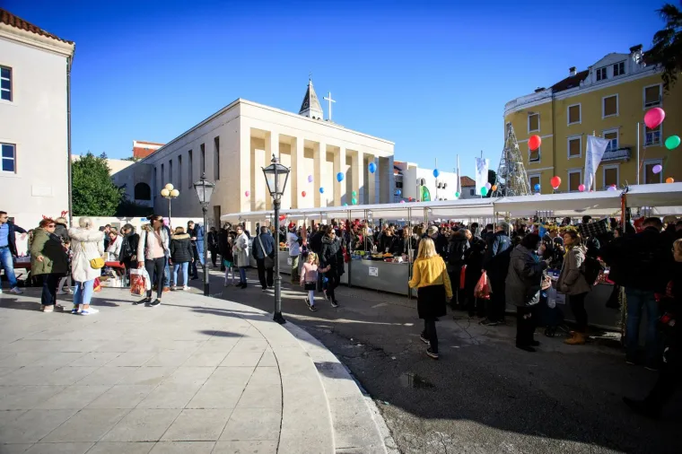Gužva na buvljaku: Splićani pokazali veliko srce i pomogli svojim sugrađanima bez doma