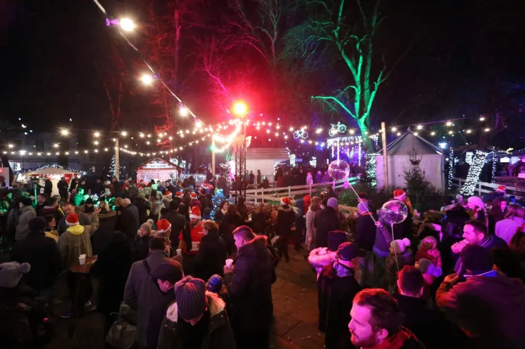 Svečano otvoren Advent u gradu na četiri rijeke: Noćna utrka okupila 400 trkača