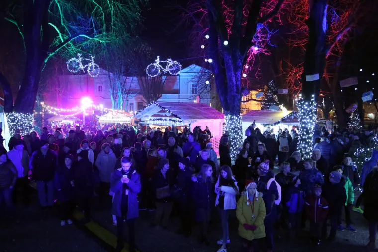 Svečano otvoren Advent u gradu na četiri rijeke: Noćna utrka okupila 400 trkača