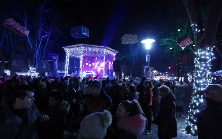 Svečano otvoren Advent u gradu na četiri rijeke: Noćna utrka okupila 400 trkača