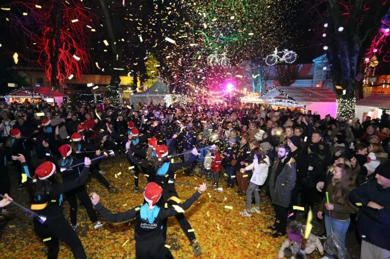 Svečano otvoren Advent u gradu na četiri rijeke: Noćna utrka okupila 400 trkača