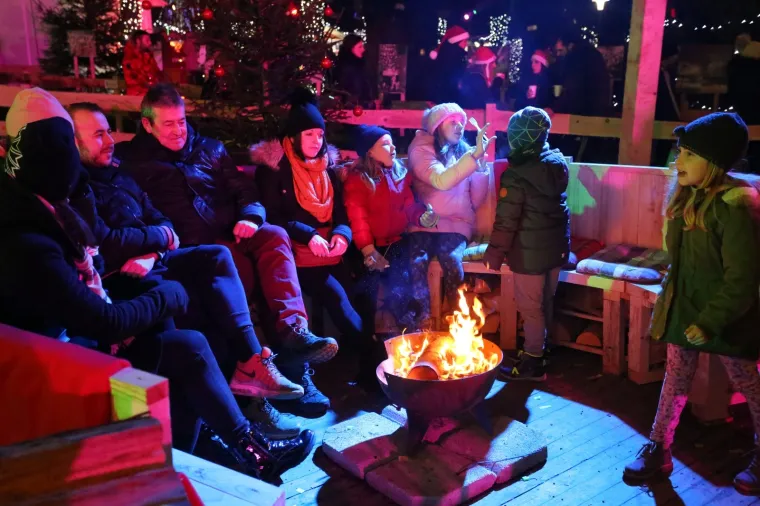 Svečano otvoren Advent u gradu na četiri rijeke: Noćna utrka okupila 400 trkača