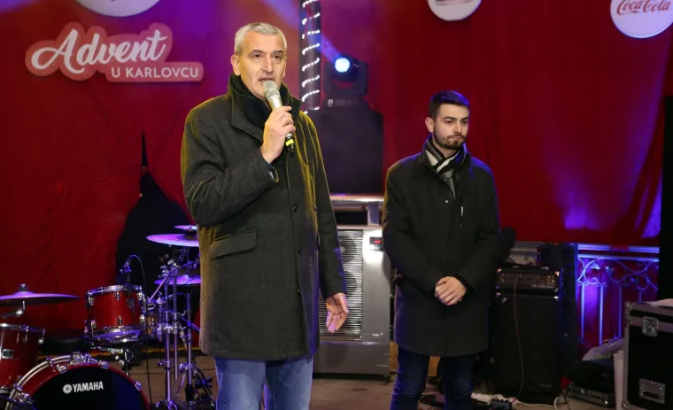 Svečano otvoren Advent u gradu na četiri rijeke: Noćna utrka okupila 400 trkača