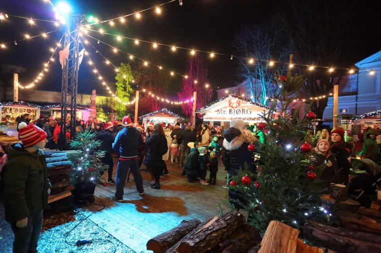 Svečano otvoren Advent u gradu na četiri rijeke: Noćna utrka okupila 400 trkača