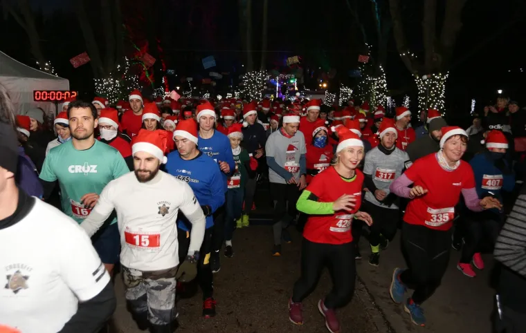 Svečano otvoren Advent u gradu na četiri rijeke: Noćna utrka okupila 400 trkača