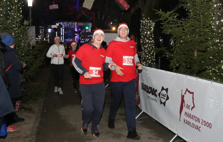 Svečano otvoren Advent u gradu na četiri rijeke: Noćna utrka okupila 400 trkača