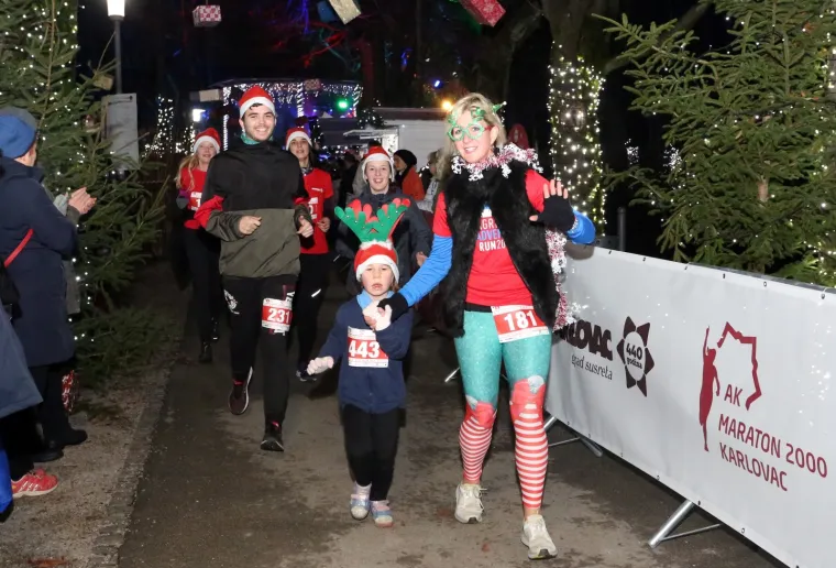 Svečano otvoren Advent u gradu na četiri rijeke: Noćna utrka okupila 400 trkača
