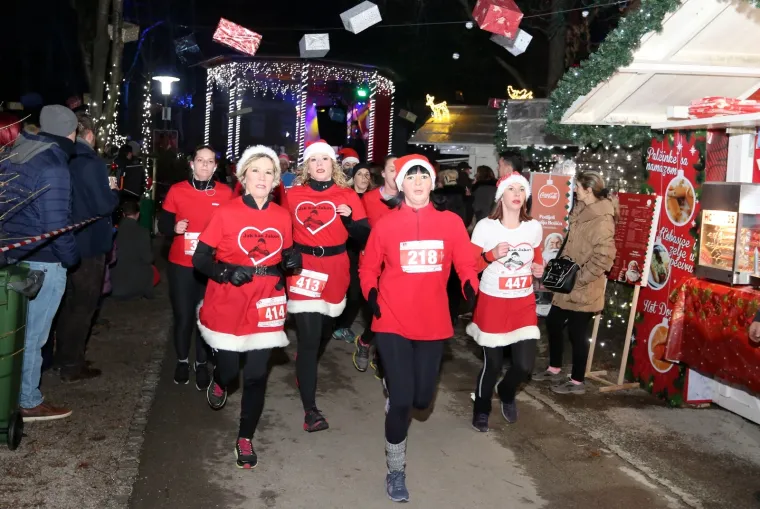 Svečano otvoren Advent u gradu na četiri rijeke: Noćna utrka okupila 400 trkača