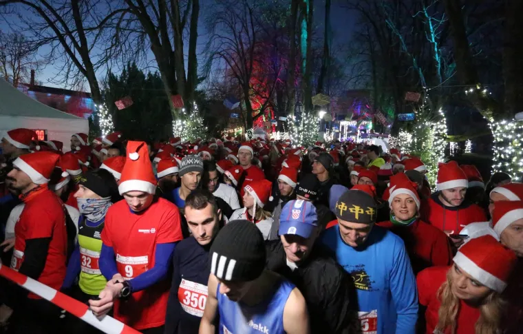 Svečano otvoren Advent u gradu na četiri rijeke: Noćna utrka okupila 400 trkača
