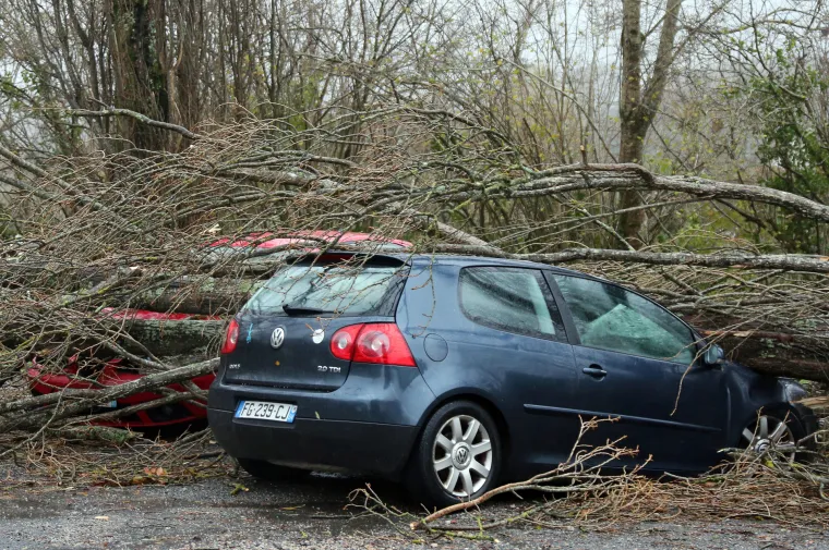 Potop u Francuskoj: Mu&scaron;karac poginuo kad mu je stablo palo na auto, petero ozlijeđenih, 600 ljudi evakuirano!