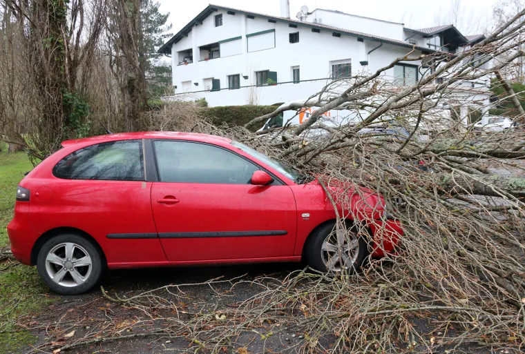 Potop u Francuskoj: Mu&scaron;karac poginuo kad mu je stablo palo na auto, petero ozlijeđenih, 600 ljudi evakuirano!