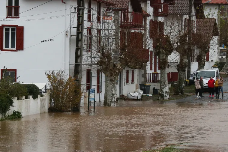 Potop u Francuskoj: Mu&scaron;karac poginuo kad mu je stablo palo na auto, petero ozlijeđenih, 600 ljudi evakuirano!