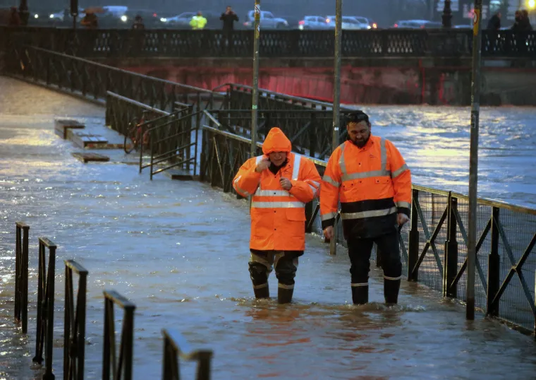 Potop u Francuskoj: Mu&scaron;karac poginuo kad mu je stablo palo na auto, petero ozlijeđenih, 600 ljudi evakuirano!