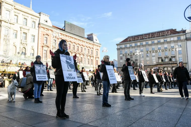 Prijatelji životinja izveli performans na Adventu i poručili: 'Životinje nisu hodajuće kobasice'