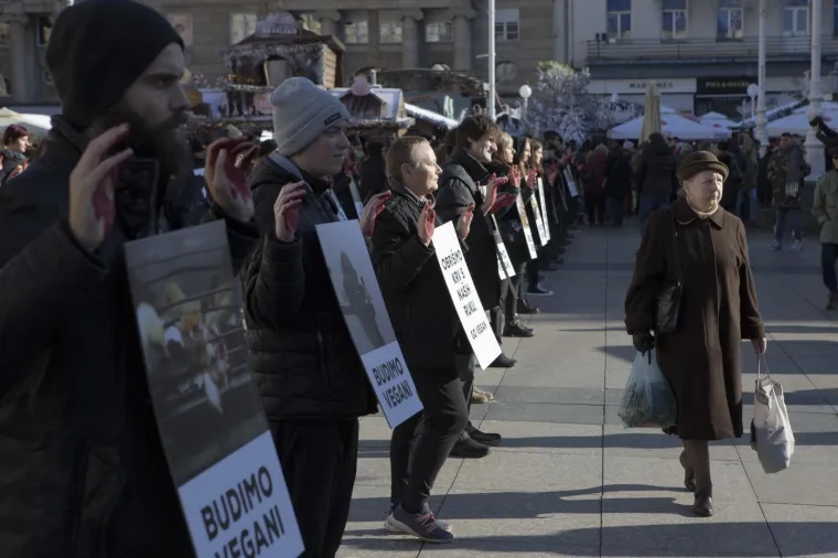 Prijatelji životinja izveli performans na Adventu i poručili: 'Životinje nisu hodajuće kobasice'