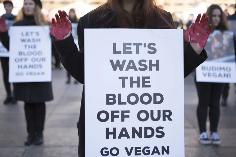 Prijatelji životinja izveli performans na Adventu i poručili: 'Životinje nisu hodajuće kobasice'