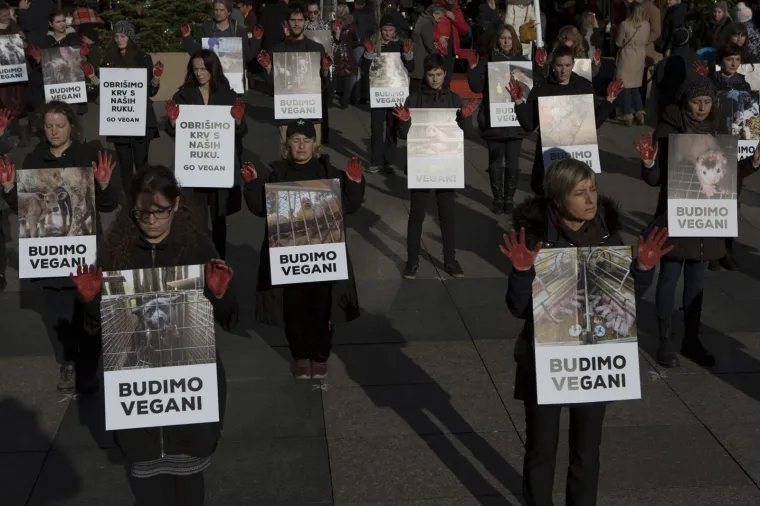 Prijatelji životinja izveli performans na Adventu i poručili: 'Životinje nisu hodajuće kobasice'