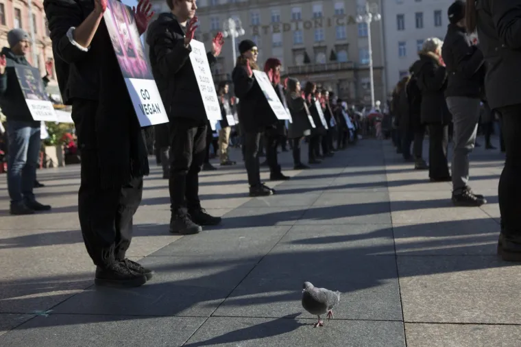 Prijatelji životinja izveli performans na Adventu i poručili: 'Životinje nisu hodajuće kobasice'