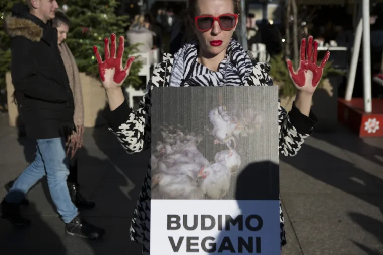 Prijatelji životinja izveli performans na Adventu i poručili: 'Životinje nisu hodajuće kobasice'