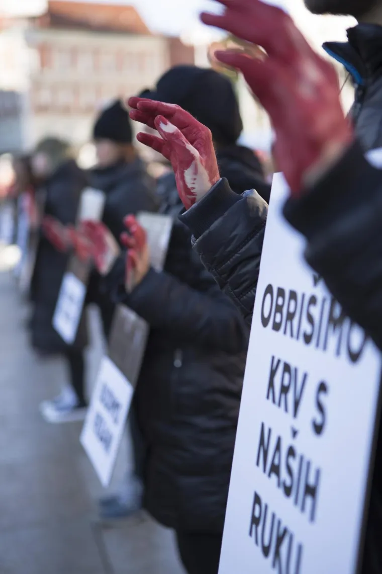 Prijatelji životinja izveli performans na Adventu i poručili: 'Životinje nisu hodajuće kobasice'