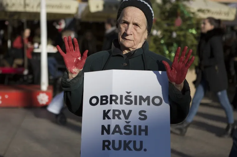 Prijatelji životinja izveli performans na Adventu i poručili: 'Životinje nisu hodajuće kobasice'