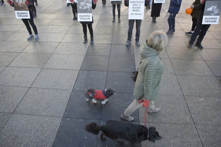 Prijatelji životinja izveli performans na Adventu i poručili: 'Životinje nisu hodajuće kobasice'