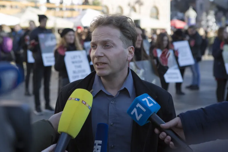 Prijatelji životinja izveli performans na Adventu i poručili: 'Životinje nisu hodajuće kobasice'