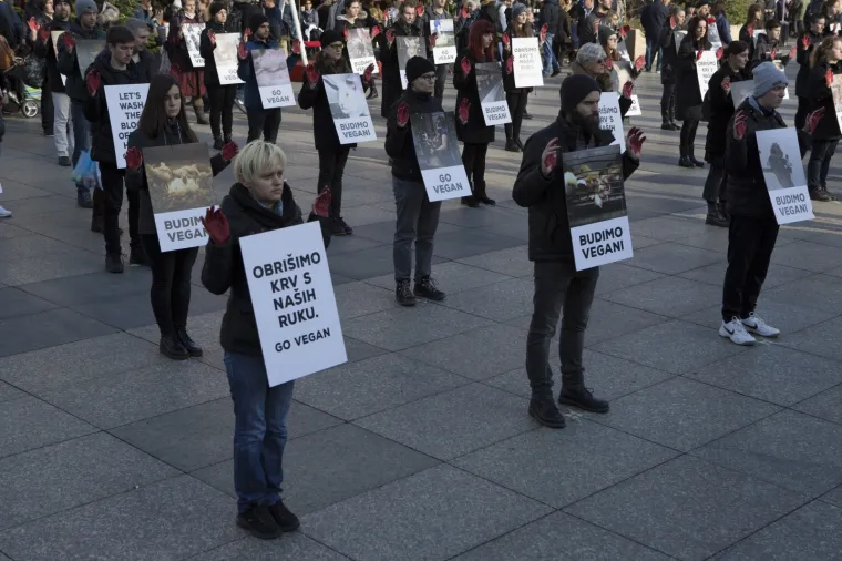 Prijatelji životinja izveli performans na Adventu i poručili: 'Životinje nisu hodajuće kobasice'